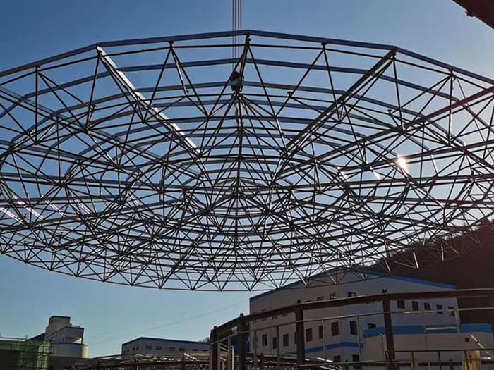 莱西螺栓球网架工程施工现场